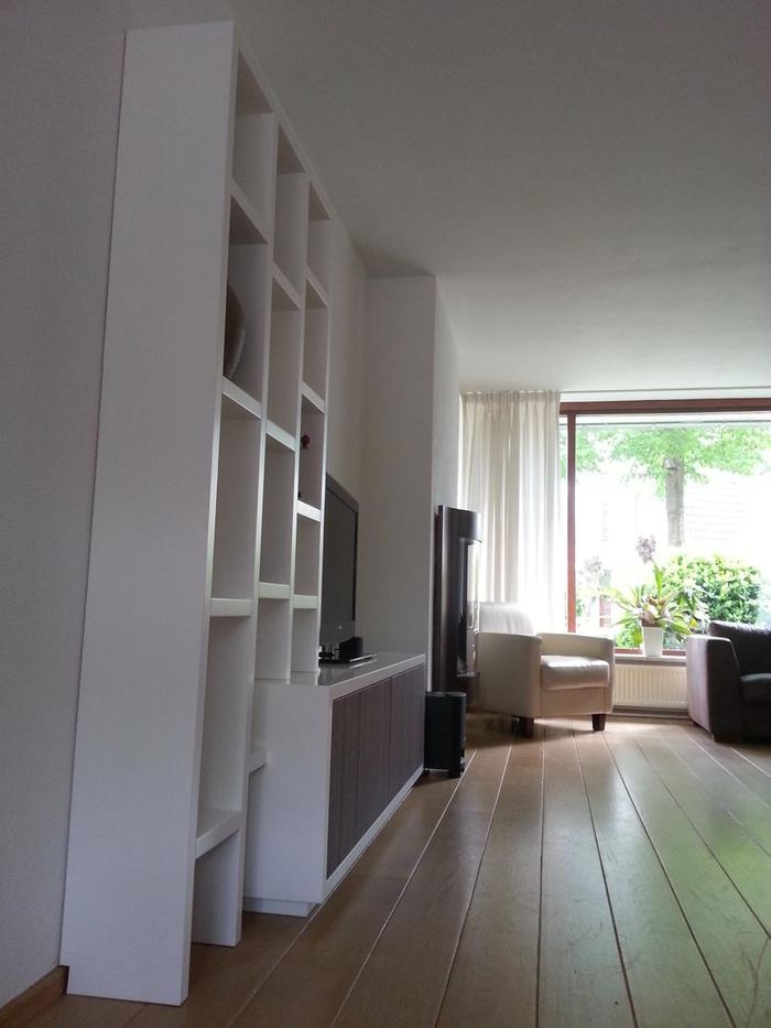 Boekenwand met notenhouten kastdeuren — Woonhuis, foto 8