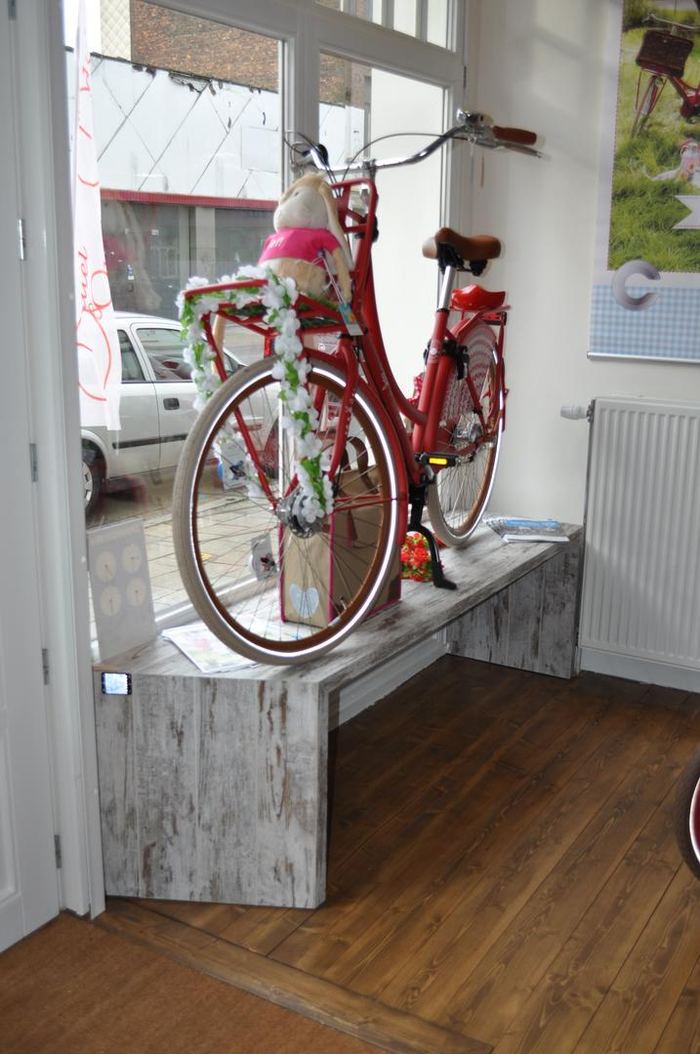 Fietsspeciaalzaak met whitewash presentatiemeubels — Winkelinrichting, foto 12
