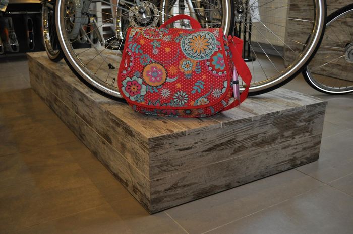 Fietsspeciaalzaak met whitewash presentatiemeubels — Winkelinrichting, foto 16