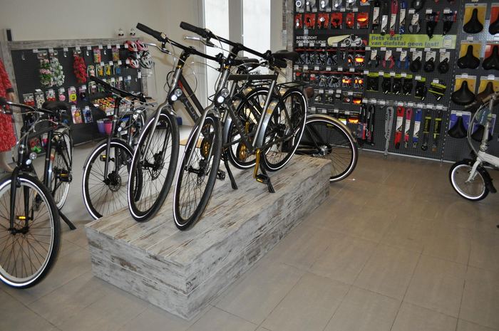 Fietsspeciaalzaak met whitewash presentatiemeubels — Winkelinrichting, foto 20