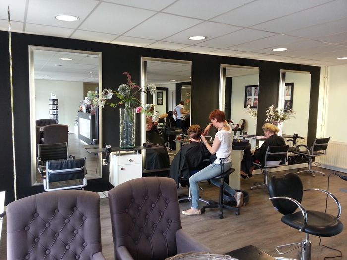 Kapsalon met maatwerk spiegelwanden