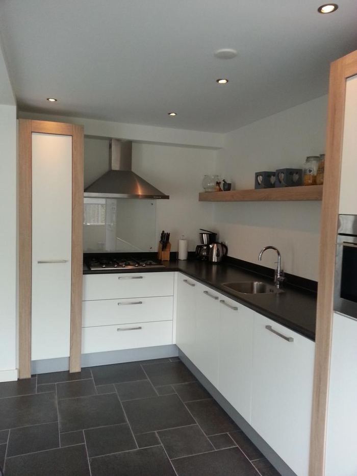 Keuken in wit met eiken accenten